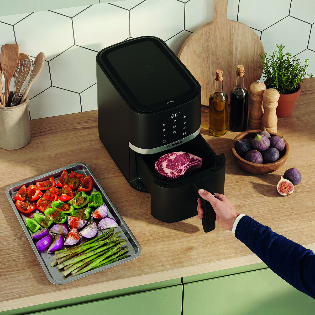 Der Kleine, der Großes kann: Der neue Air Fryer Serie 2 von Bosch bringt Frittierspaß auch in kleine Küchen