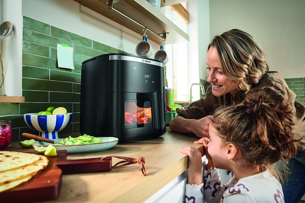 Einfach schneller. Schneller knusprig. Die neuen Bosch Air Fryer helfen, wenn in der Küche die Zeit drängt