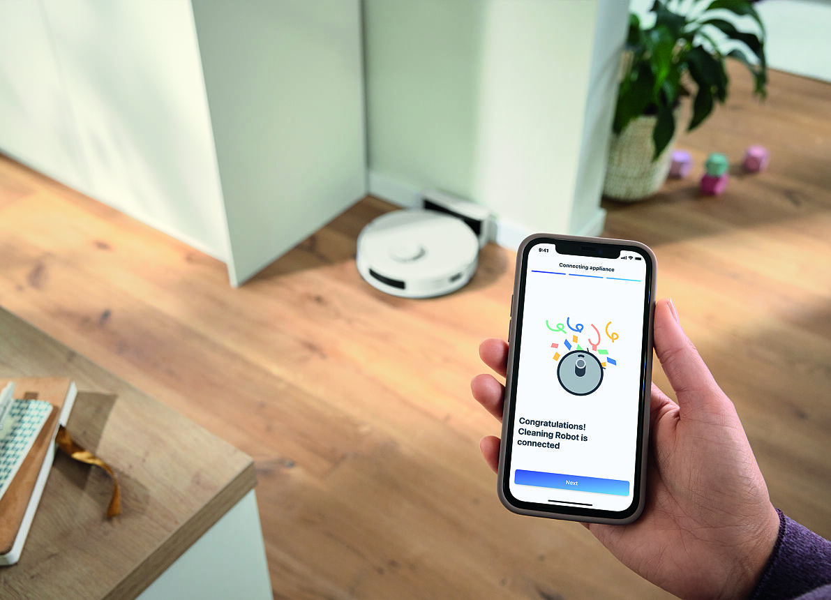 Spotless einschalten, Zeit zum Abschalten. Die neuen Spotless Saug- und Wischroboter von Bosch übernehmen selbstständig den Hausputz